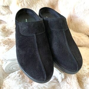 Easy Spirit Black Suede Flats with Rounded Toe women’s size 8 1/2